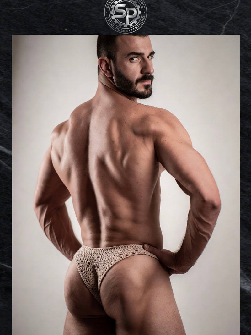 Lámina de arte erótico gay NSFW | Hombre barbudo musculoso de espaldas | Bóxer de crochet Powerhouse | Arte físico homoerótico | 4 tamaños